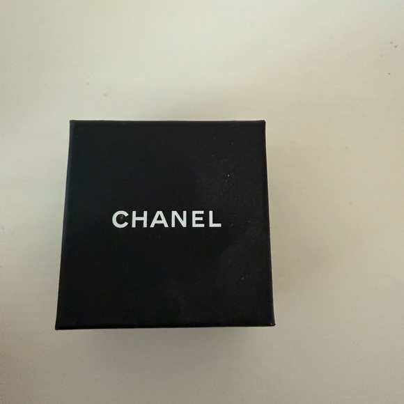 Chanel Pearl Earrings - Picture 5 of 7